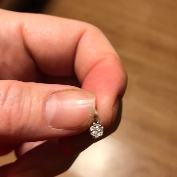 10kt gold 1/20 Cttw round diamond cluster pendant - Picture 3 of 3